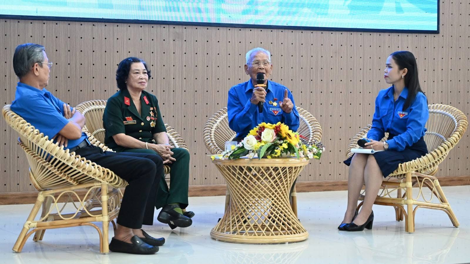 Chú Đoái Văn Phước - NguyênBí thư Tỉnh Đoàn Kiên Giang, Nguyên Liên hội trưởng Liên đội 2 Thanh niên xung phong Tây nam Bộ; Cô Võ Tuyết Lệ - Cựu TNXP; Chú Trần Thiện Hà - Ban Liên lạc Cựu Cán bộ Đoàn thanh niên Việt Nam phía Nam
