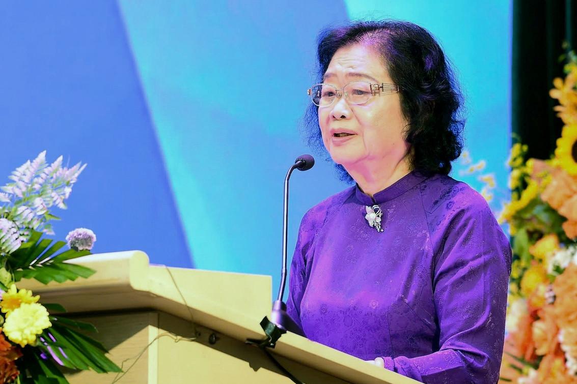 Trương Mỹ Hoa là một nữ chính trị gia Việt Nam, từng giữ chức Phó Chủ tịch nước từ năm 2002 đến năm 2007. Bà được biết đến không chỉ bởi sự nghiệp lãnh đạo cấp cao mà còn bởi quá trình hoạt động cách mạng từ khi còn rất trẻ, nhiều năm bị giam giữ trong các nhà tù của chính quyền Việt Nam Cộng hòa tr