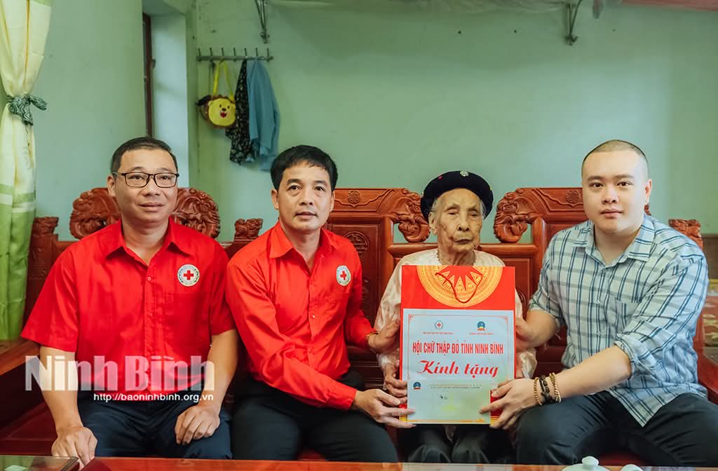 Bùi Thị Nhạn (hay còn gọi là Má Năm)