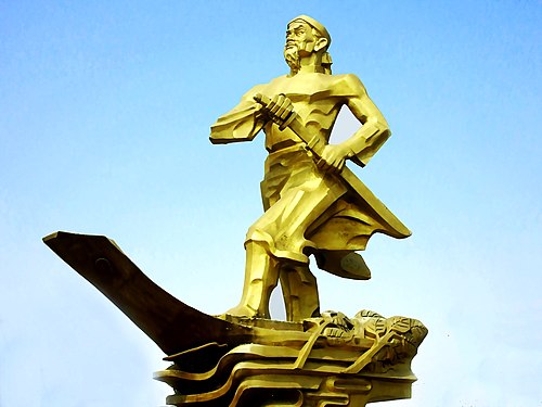 Tượng đài nhân vật lịch sử Trần Văn Thành tại thị trấn Cái Dầu