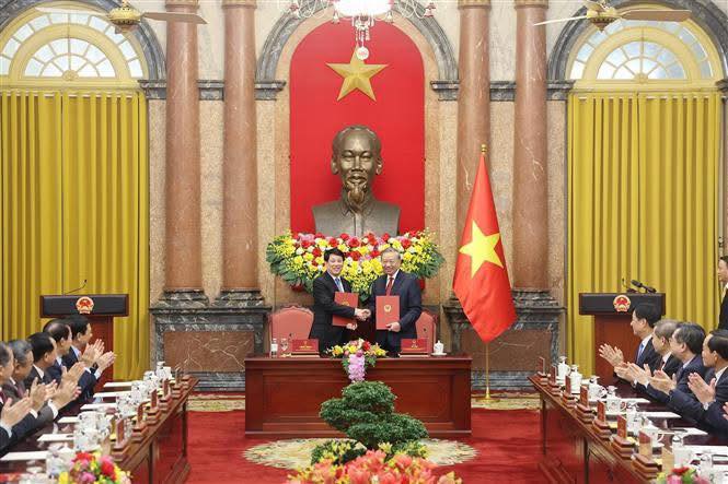 BÀN GIAO CÔNG TÁC GIỮA TỔNG BÍ THƯ, CHỦ TỊCH NƯỚC TÔ LÂM VÀ NGUYÊN CHỦ TỊCH NƯỚC LƯƠNG CƯỜNG