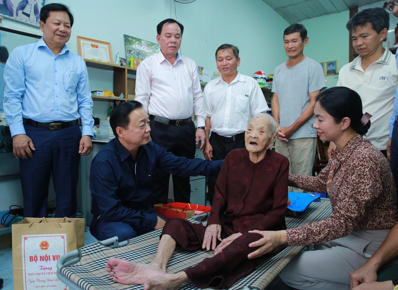 Phó Thủ tướng thăm và tặng quà Mẹ Việt Nam anh hùng Nguyễn Thị Mùi.jpeg