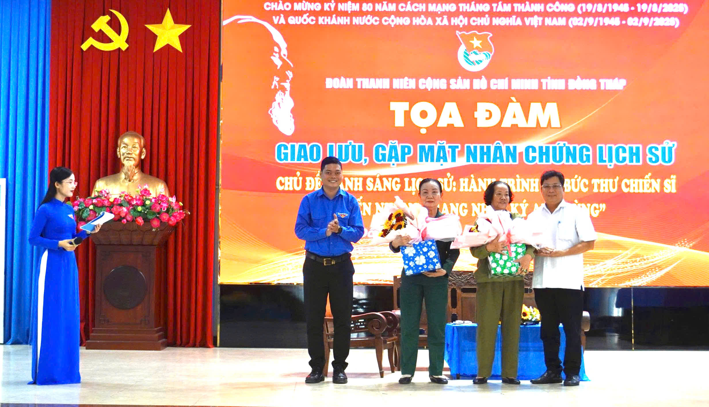 Cô Lê Thị Hồng, Chi hội trưởng Cựu chiến binh nữ xã Châu Thành và Cô Nguyễn Thị Thắm, Cựu Thanh niên xung phong, Hội viên Cựu chiến binh xã Châu Thành