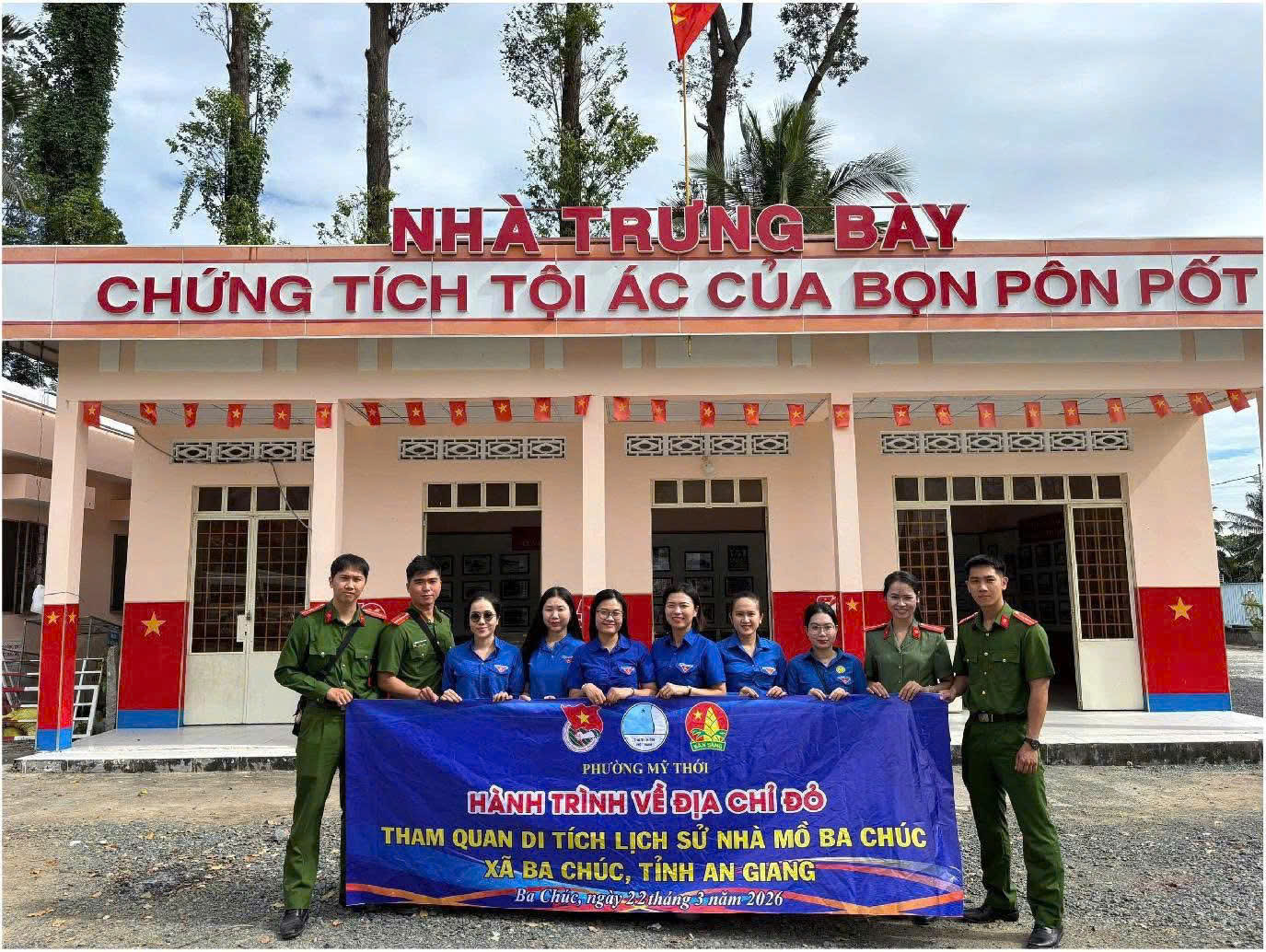 Nhà mồ Ba Chúc