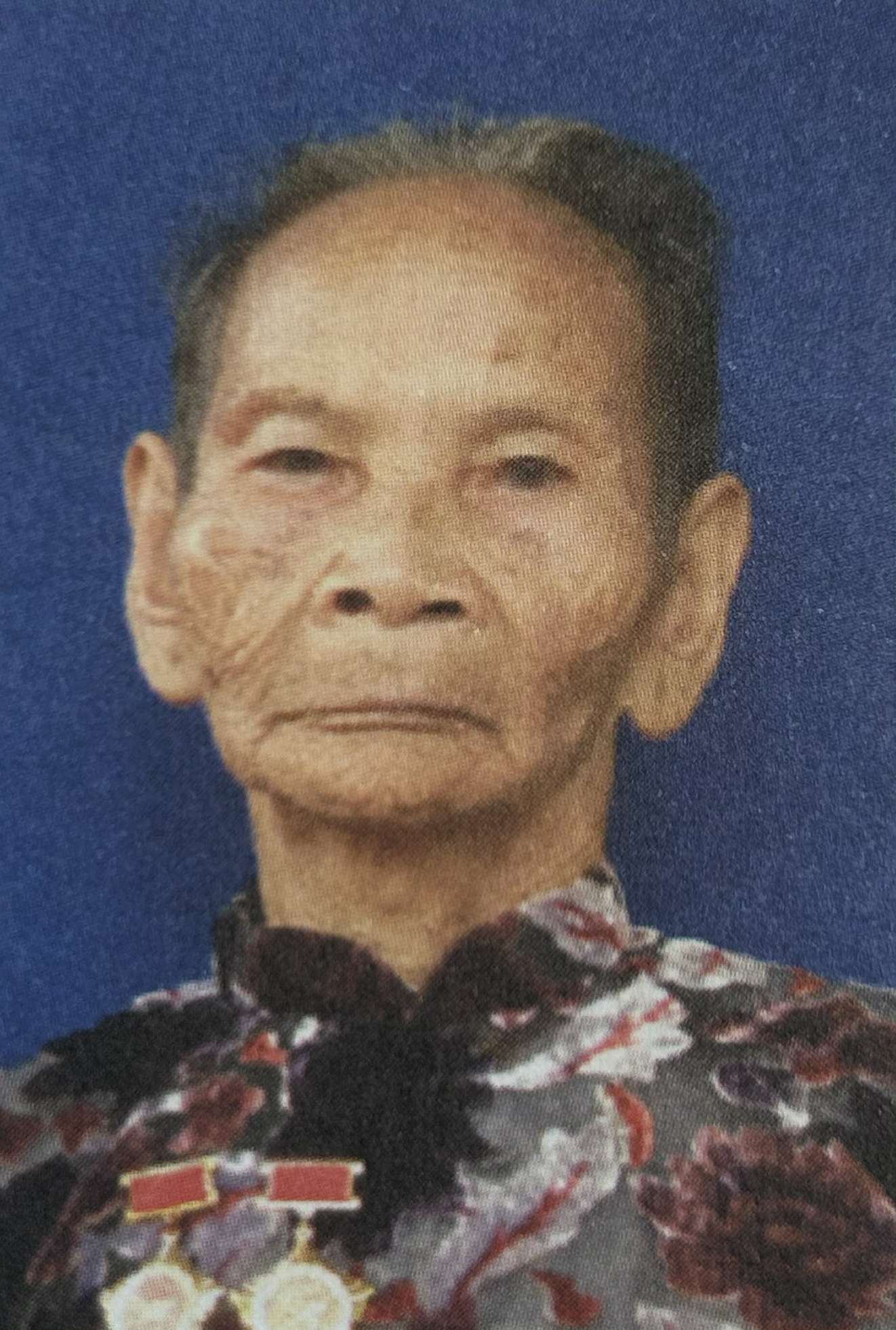 Trần Thị Bảy (thường gọi: bà Sáu Lung)