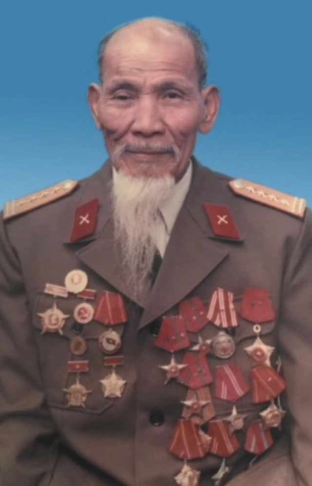Anh hùng lực lượng vũ trang nhân dân, tặng thiếu tướng Phan Quang Tiệp và đại tá Nguyễn Đức Phương.