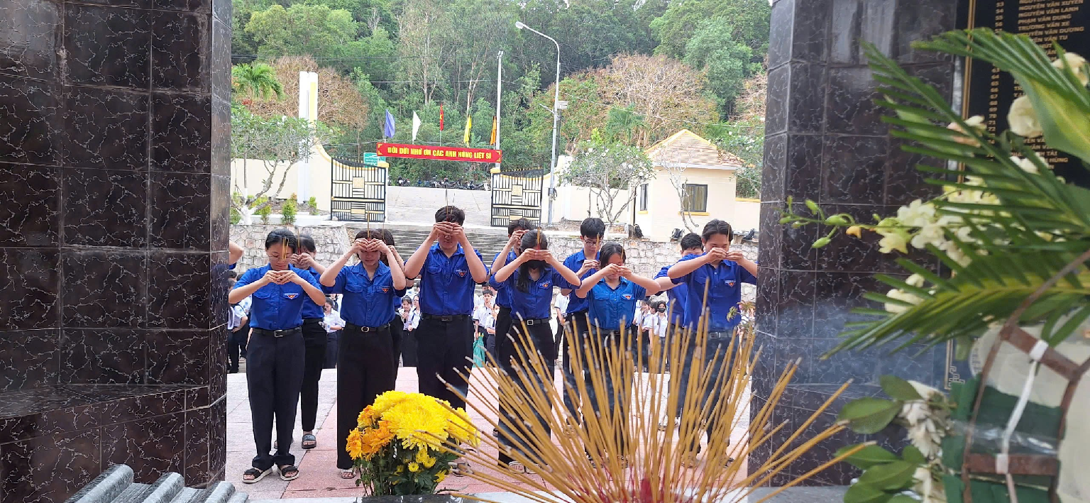 Học sinh viếng khu di tích Nấm Đấm