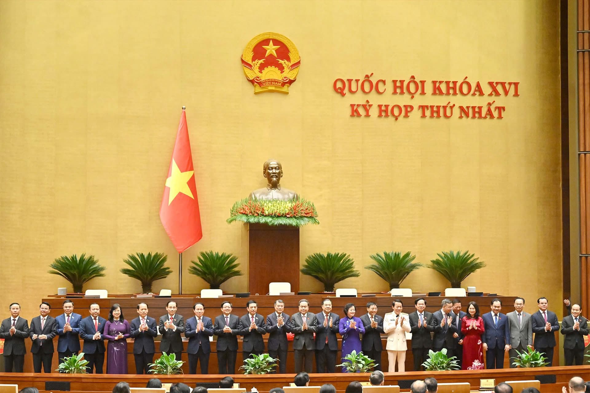 QUỐC HỘI PHÊ CHUẨN BỔ NHIỆM 6 PHÓ THỦ TƯỚNG, 17 BỘ TRƯỞNG VÀ CÁC THÀNH VIÊN KHÁC CỦA CHÍNH PHỦ