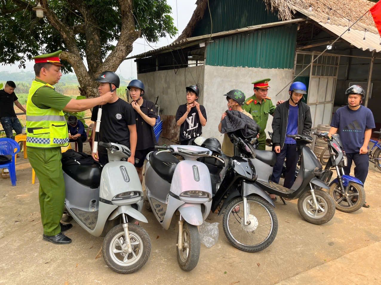CÔNG AN XÃ CAO PHONG TRIỂN KHAI CHƯƠNG TRÌNH TRAO TẶNG MŨ BẢO HIỂM CHO CÔNG DÂN TRÊN ĐỊA BÀN