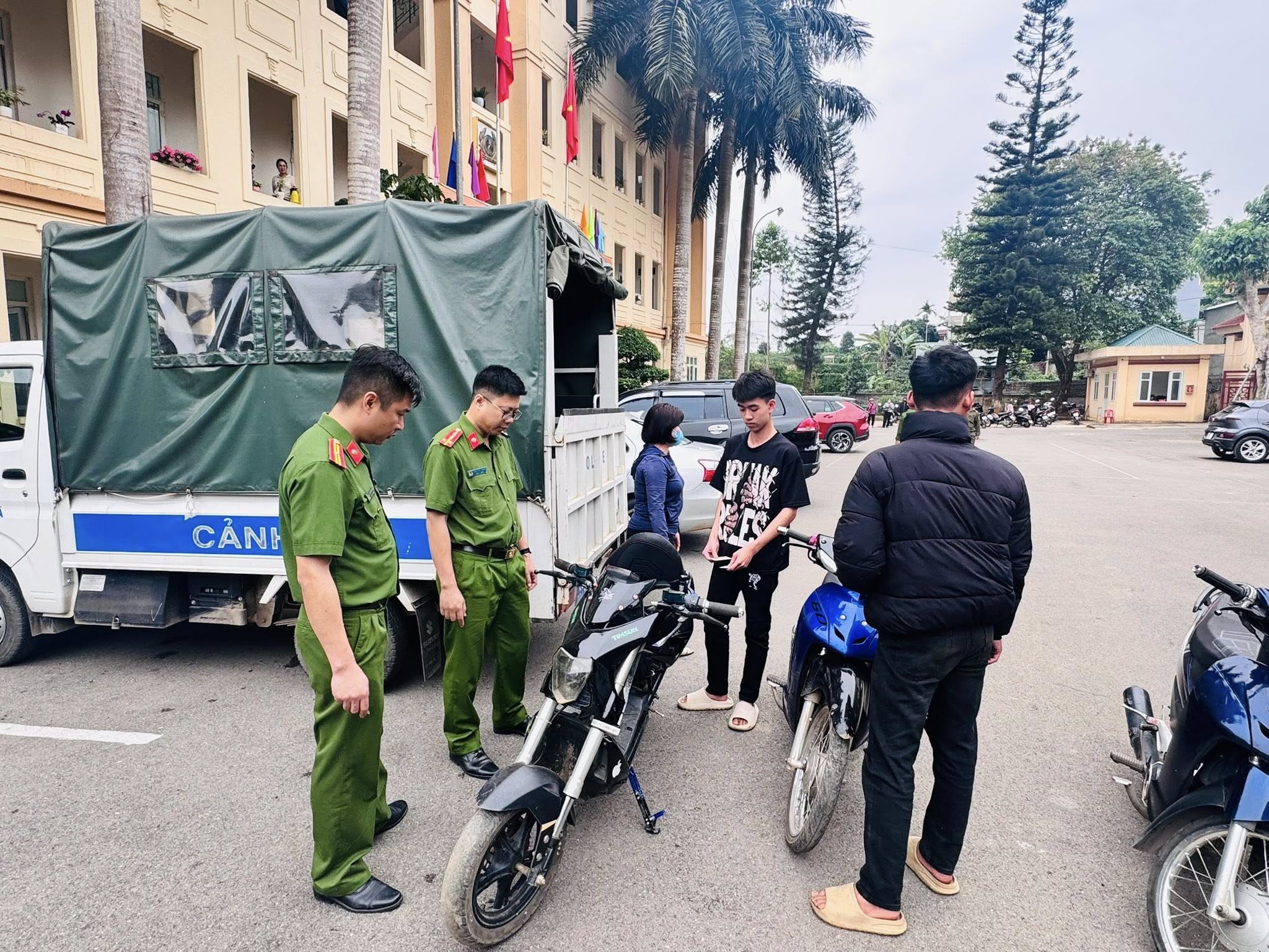 Công an xã Cao Phong sẽ tiếp tục tăng cường công tác tuần tra, xử lý nghiêm các trường hợp vi phạm, góp phần xây dựng môi trường giao thông an toàn, văn minh, vì cuộc sống bình yên của Nhân dân