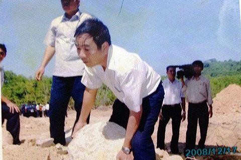 Ông Nguyễn Trọng Dư di chuyển tảng đá dấu tích gắn với nhiều hài cốt các liệt sĩ ở nhà tù Phú Quốc